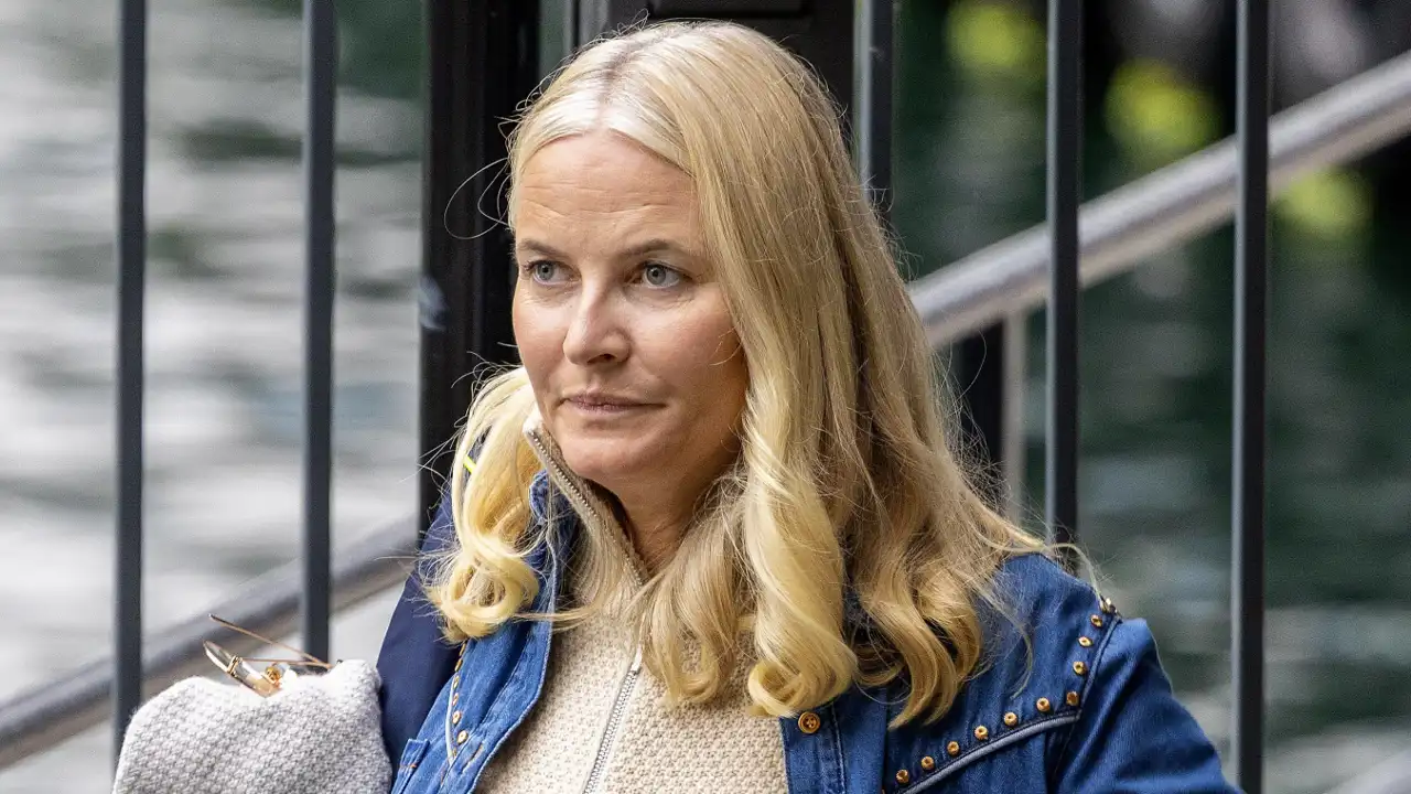 La prensa noruega publica las fotos de la Princesa Mette-Marit, de incógnito, viajando a Londres para llevar a su hijo a un centro de rehabilitación