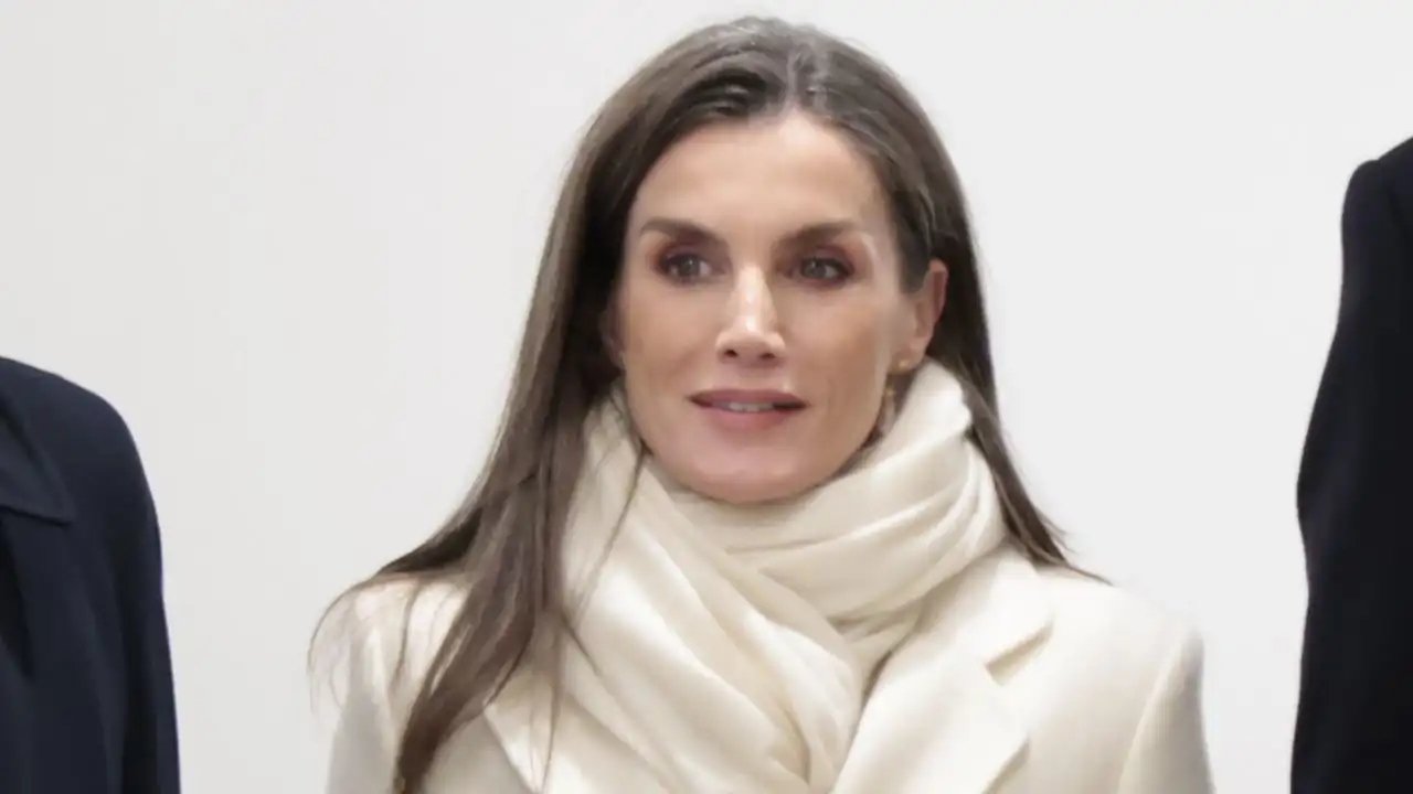 Letizia, reconvertida en la Reina del hielo a su llegada a Italia con el look perfecto para afrontar el frío