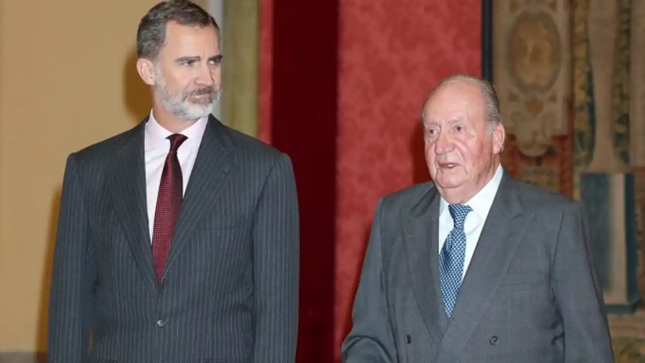 El paso al frente del Rey Felipe VI hacia su padre, Juan Carlos I, tras la entrevista bomba de Bárbara Rey