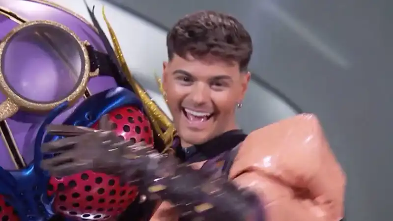 Abraham Mateo desvela su identidad bajo la máscara de Mosca. 