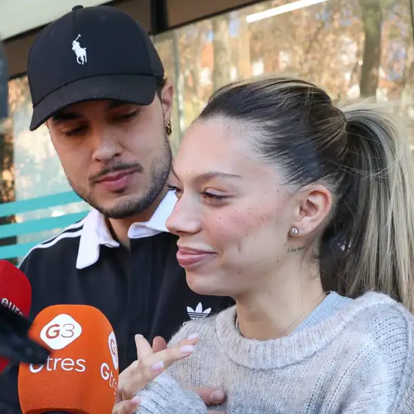Alejandra Rubio y Carlo Costanzia a la salida del hospital