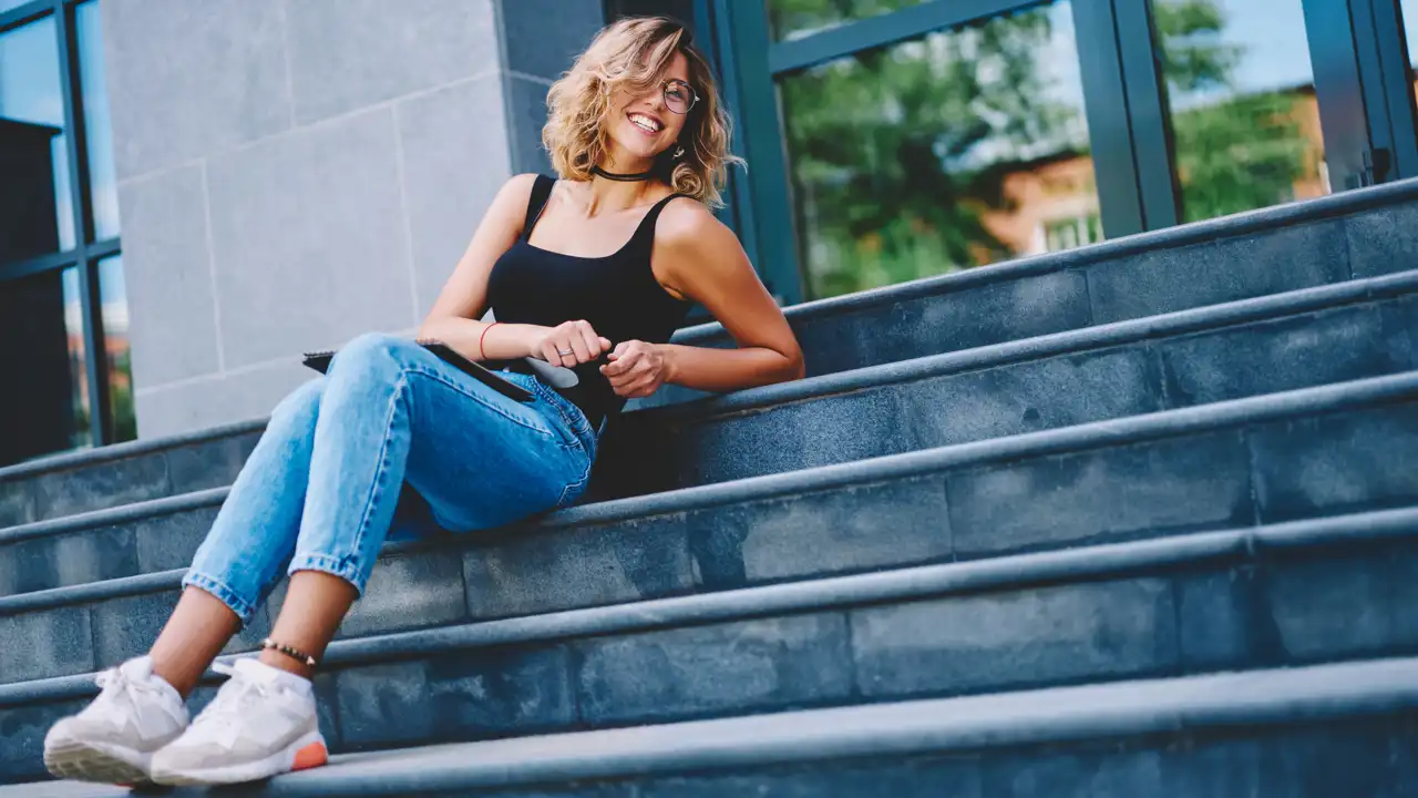 Chica con zapatillas de trekking