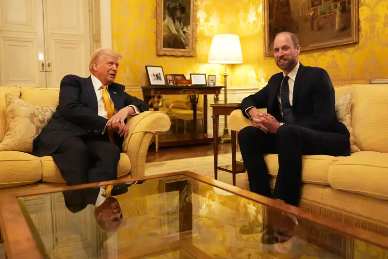 Fotografía de la reunión privada de Donald Trump y el Príncipe de Gales en la residencia del embajador británico en París.