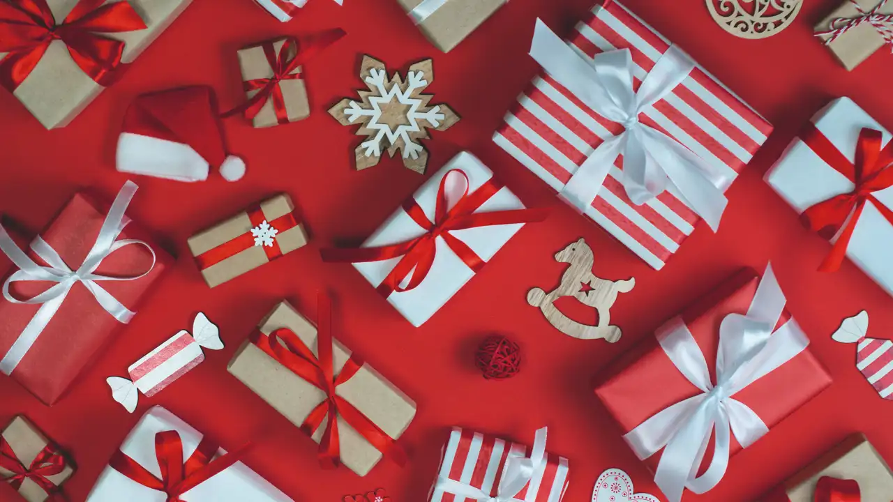 30 regalazos por menos de 30€ para acertar esta Navidad: desde moda, cosméticos o menaje de calidad