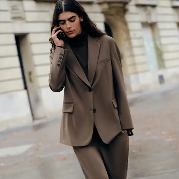 Zara se adelanta a Pantone con estas 3 prendas 'mocha mousse' que será el color de 2025 