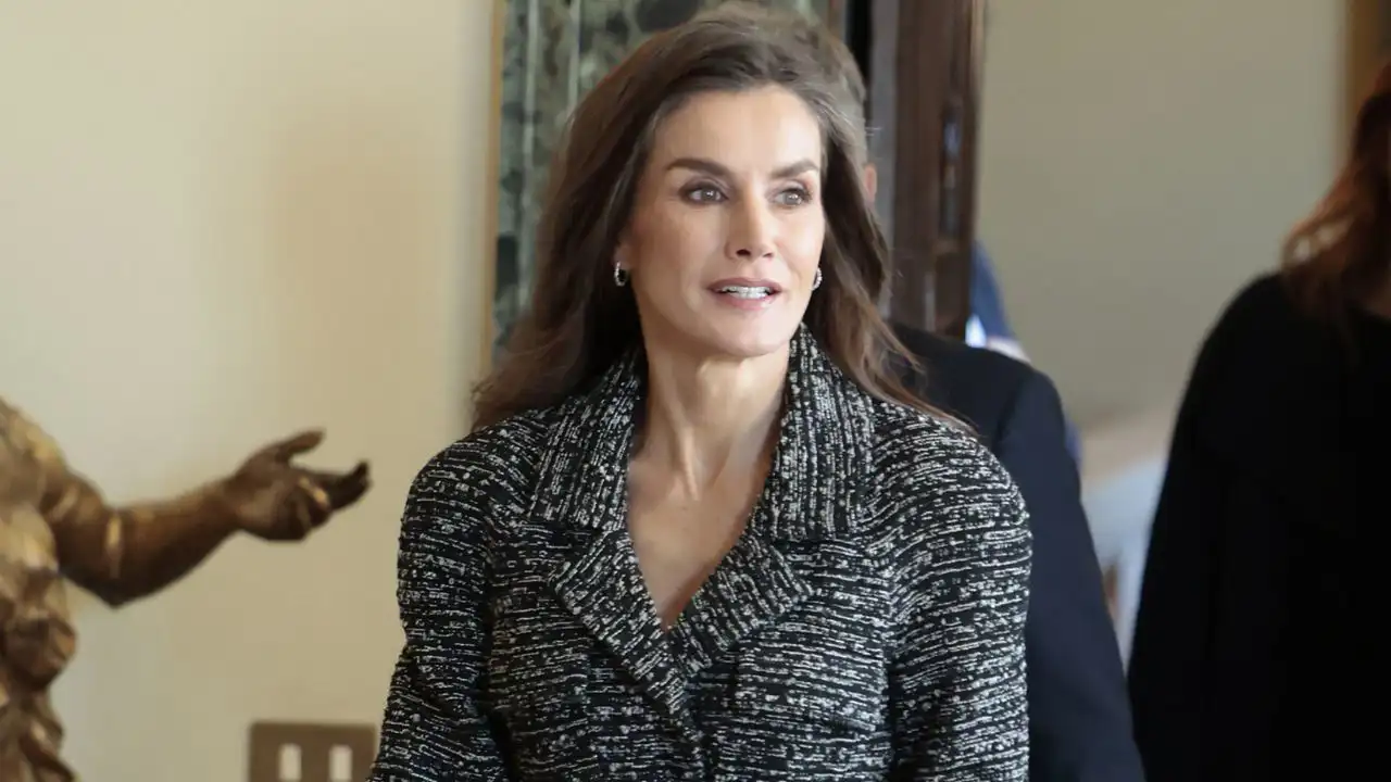 La Reina Letizia apuesta por un conjunto tweed de Alberta Ferretti para despedirse de Roma