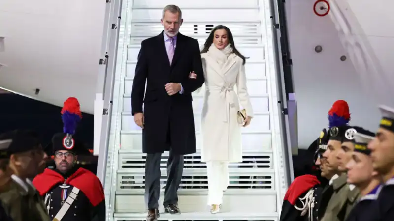 Letizia y Felipe en su llegada Italia en viaje de Estado.