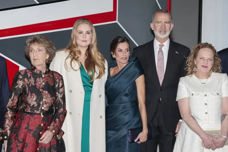 Los Reyes, Felipe y Letizia, junto a Amalia de Holanda. 