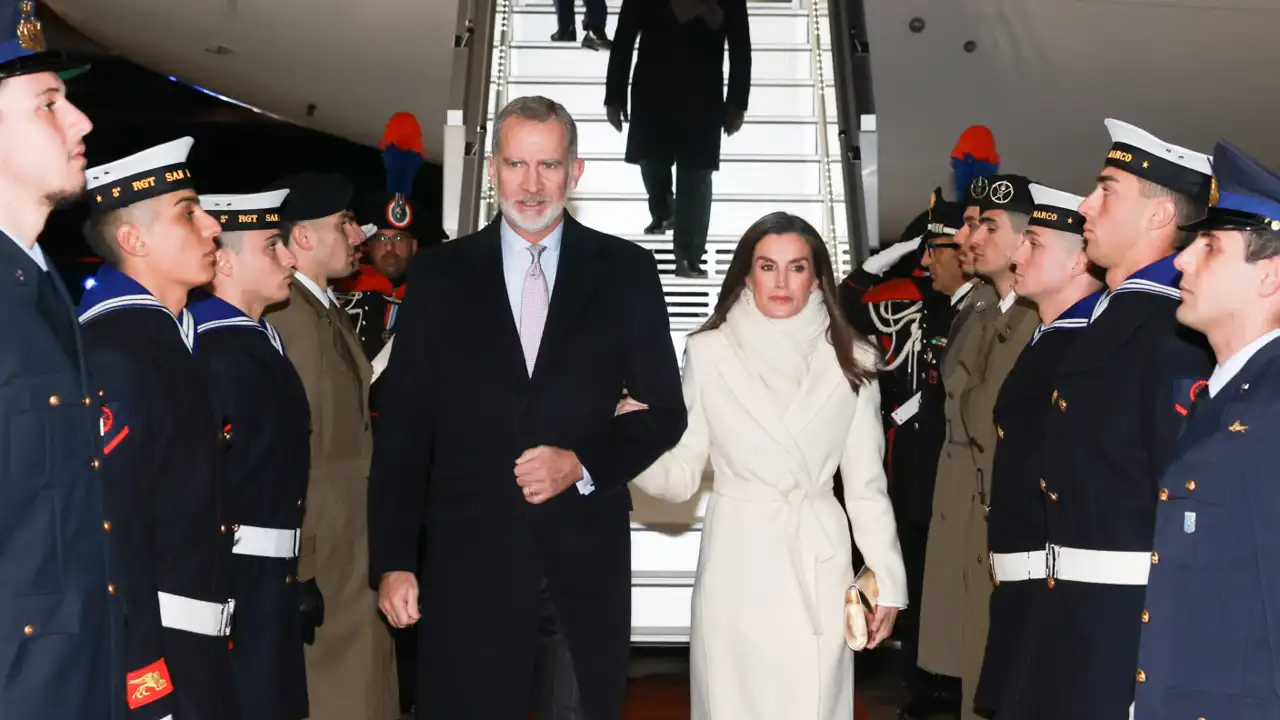 La prensa británica sentencia el look de Reina de hielo de Letizia en Italia con un contundente calificativo