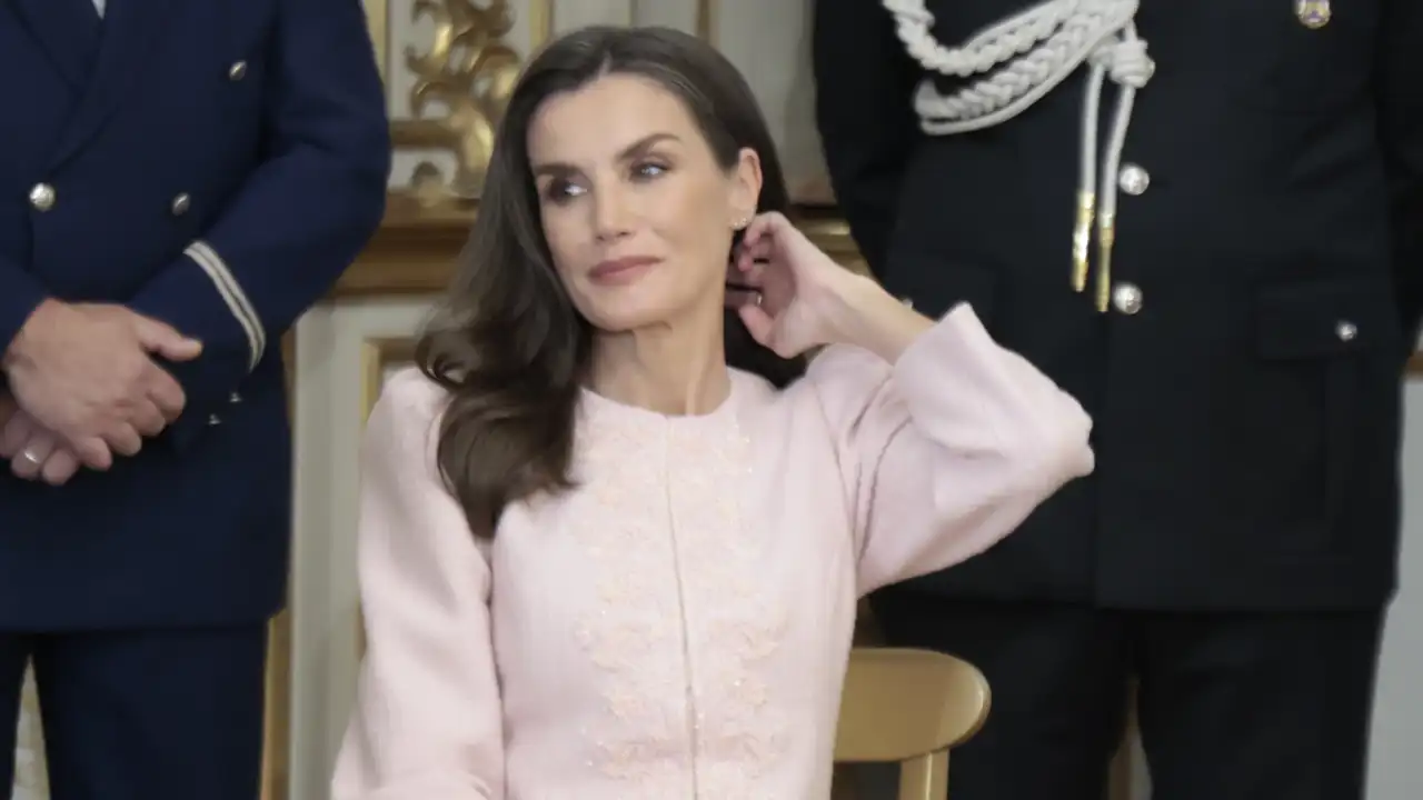 La Reina Letizia con un traje de Carolina Herrera