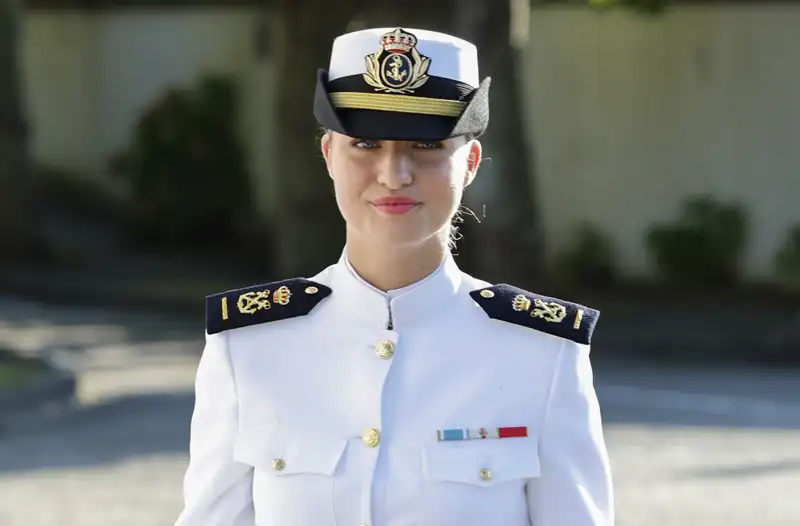 Princesa Leonor vestida con el uniforme de la Armada