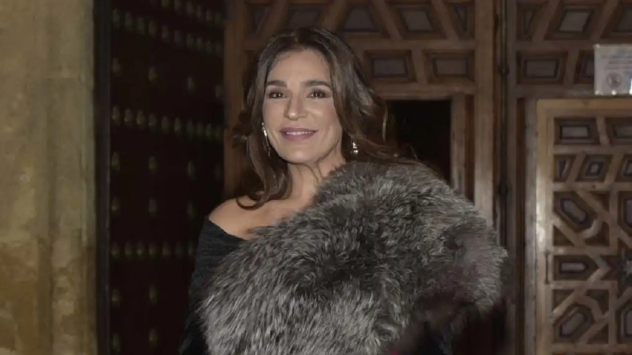 De estilo péplum y con estola: el look de invitada de Raquel Bollo para el bautizo de su nieto