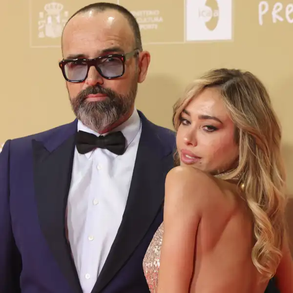 Risto Mejide posa con su pareja Grecia Castta en los Premios Forqué