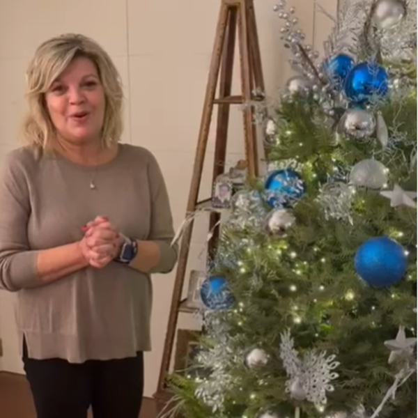 Terelu Campos junto a su árbol de Navidad