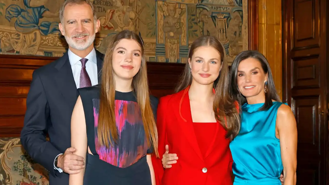 Los Reyes, Felipe y Letizia, felicitan la Navidad con una imagen inédita de un importante acto y con guiño a las víctimas de la DANA