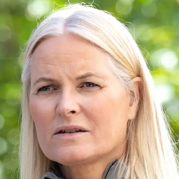 Mette-Marit de Noruega con gesto serio