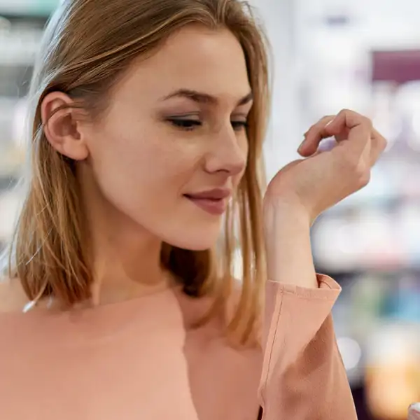 Mujer oliendo perfumes