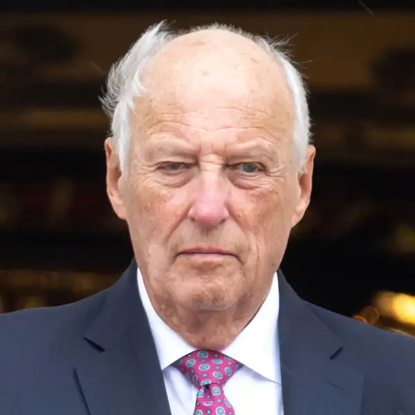 El Rey Harald de Noruega con gesto serio