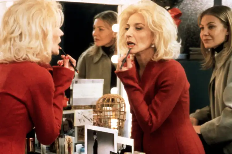 La herencia 'estilística' de Marisa Paredes: su seña de identidad, su color de la suerte y sus grandes looks