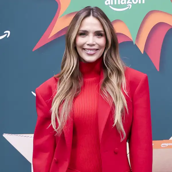 Rosanna Zanetti arrasa con un explosivo look 'todo al rojo' lleno de tendencias (y muy navideño) 