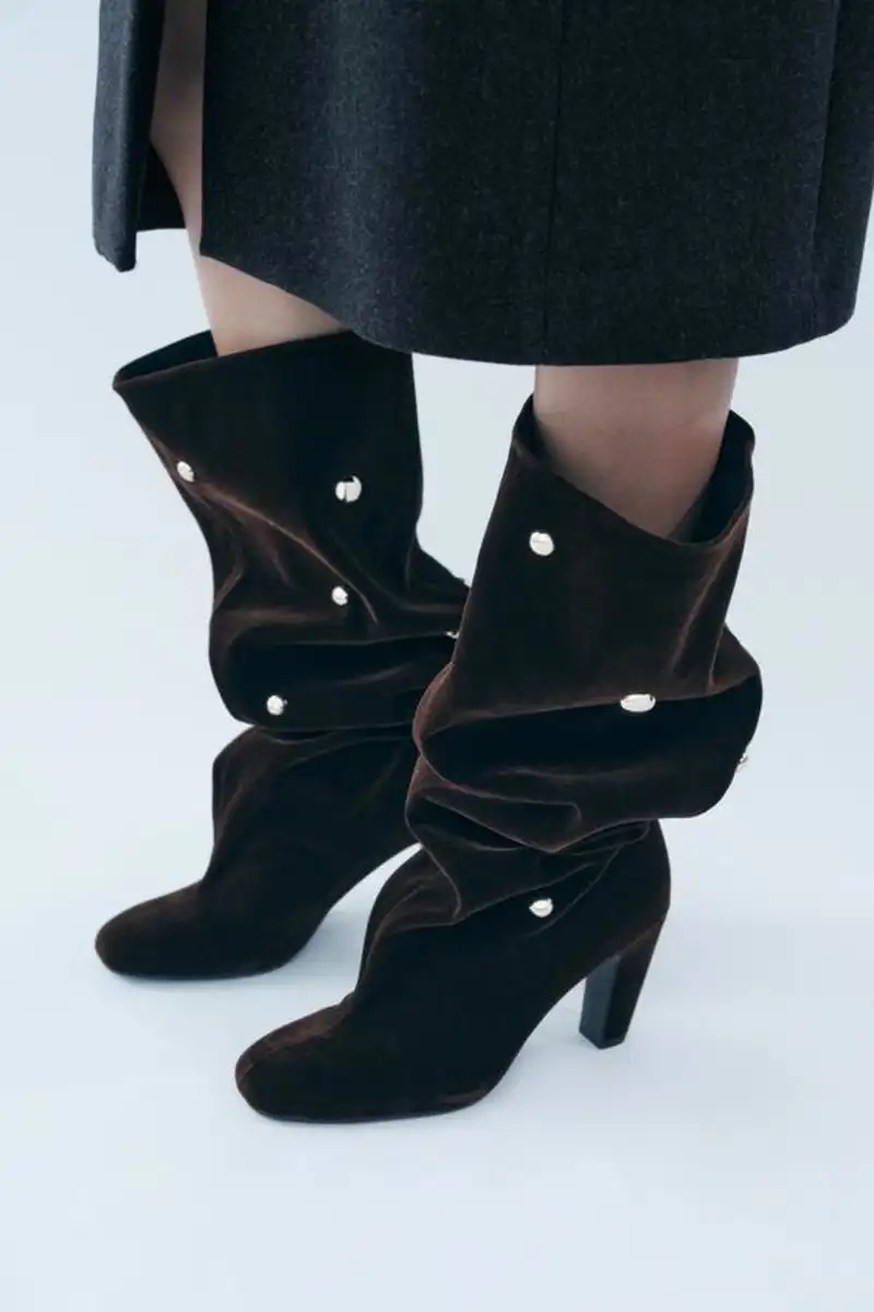 Bota tachas efecto terciopelo de Zara 69,95 euros