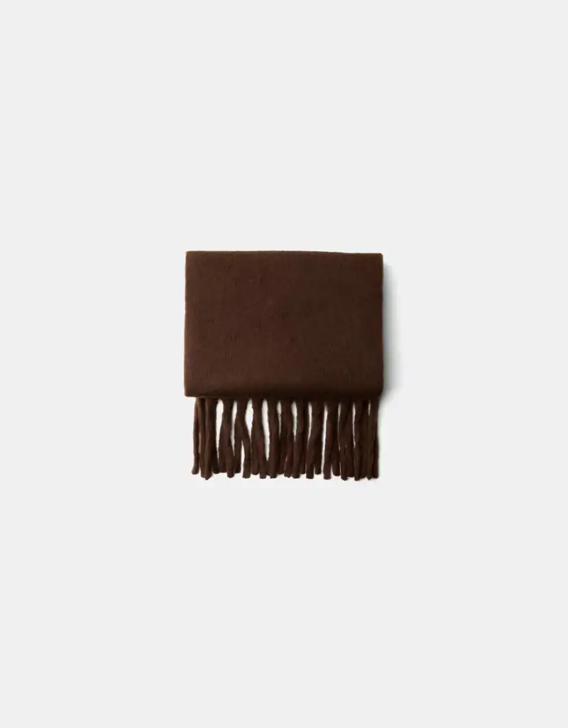 Bufanda lisa marrón chocolate de Bershka 15,99 euros