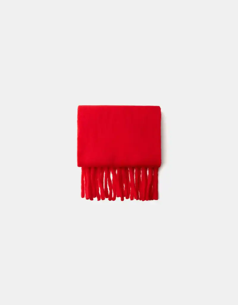 Bufanda lisa rojo vibrante de Bershka 15,99 euros