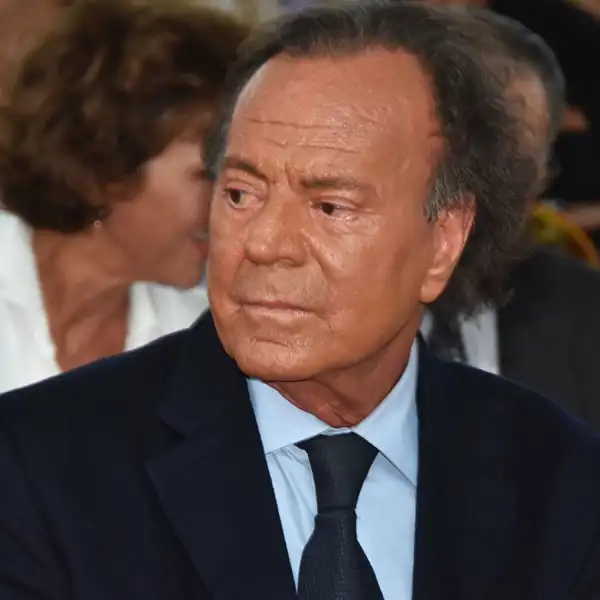 Julio Iglesias manda una carta a Raphael