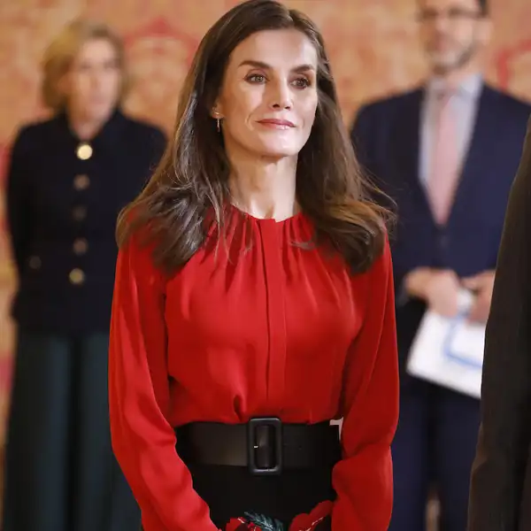 La Reina Letizia recupera de su fondo de armario el look prenavideño infalible: muchas similitudes y una gran diferencia en su último acto