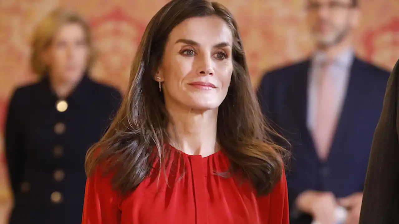 La Reina Letizia recupera de su fondo de armario el look prenavideño infalible: muchas similitudes y una gran diferencia en su último acto