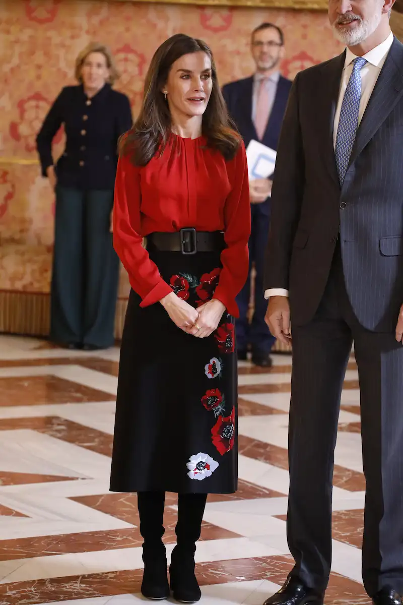 La Reina Letizia recupera su look prenavideño