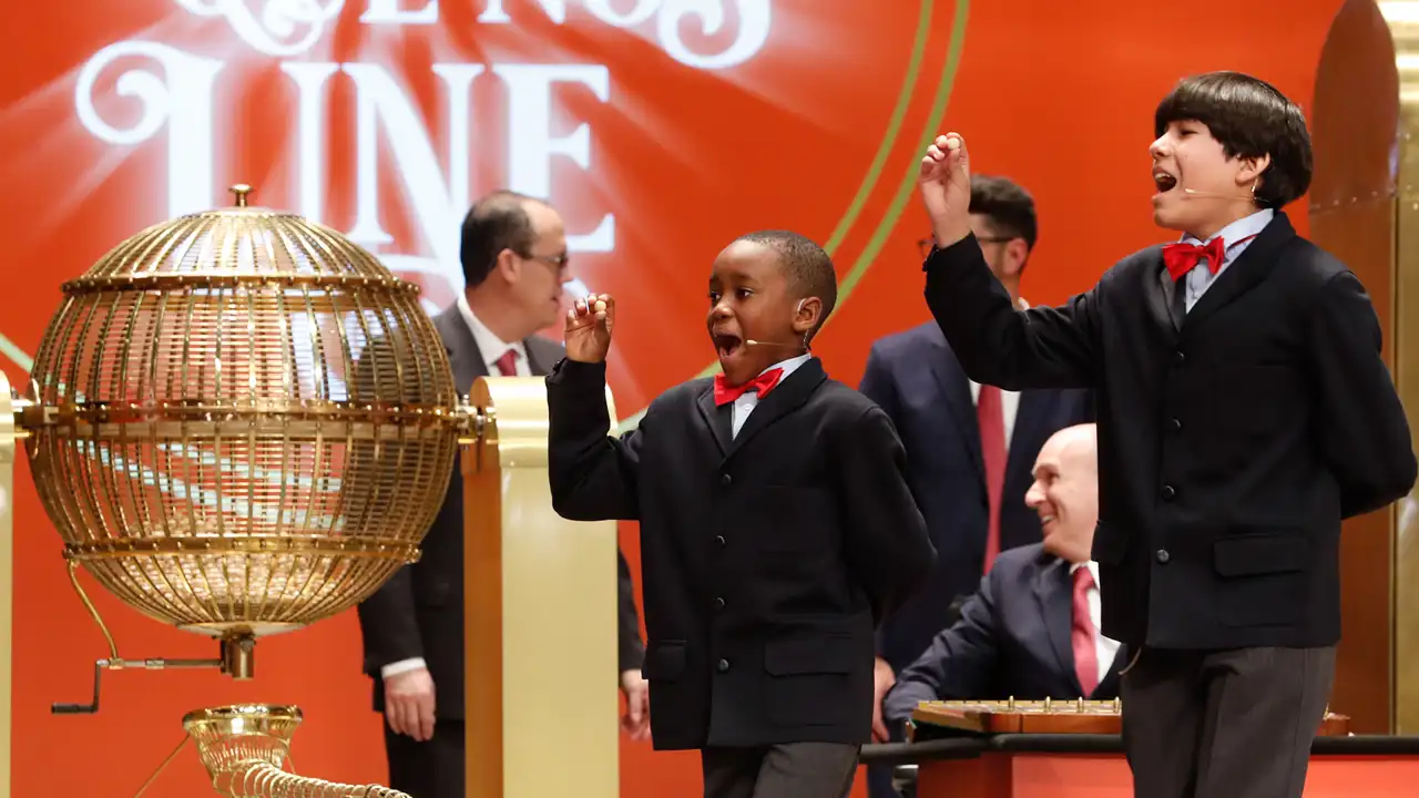 Los alumnos del Colegio de San Ildefonso cantando un premio