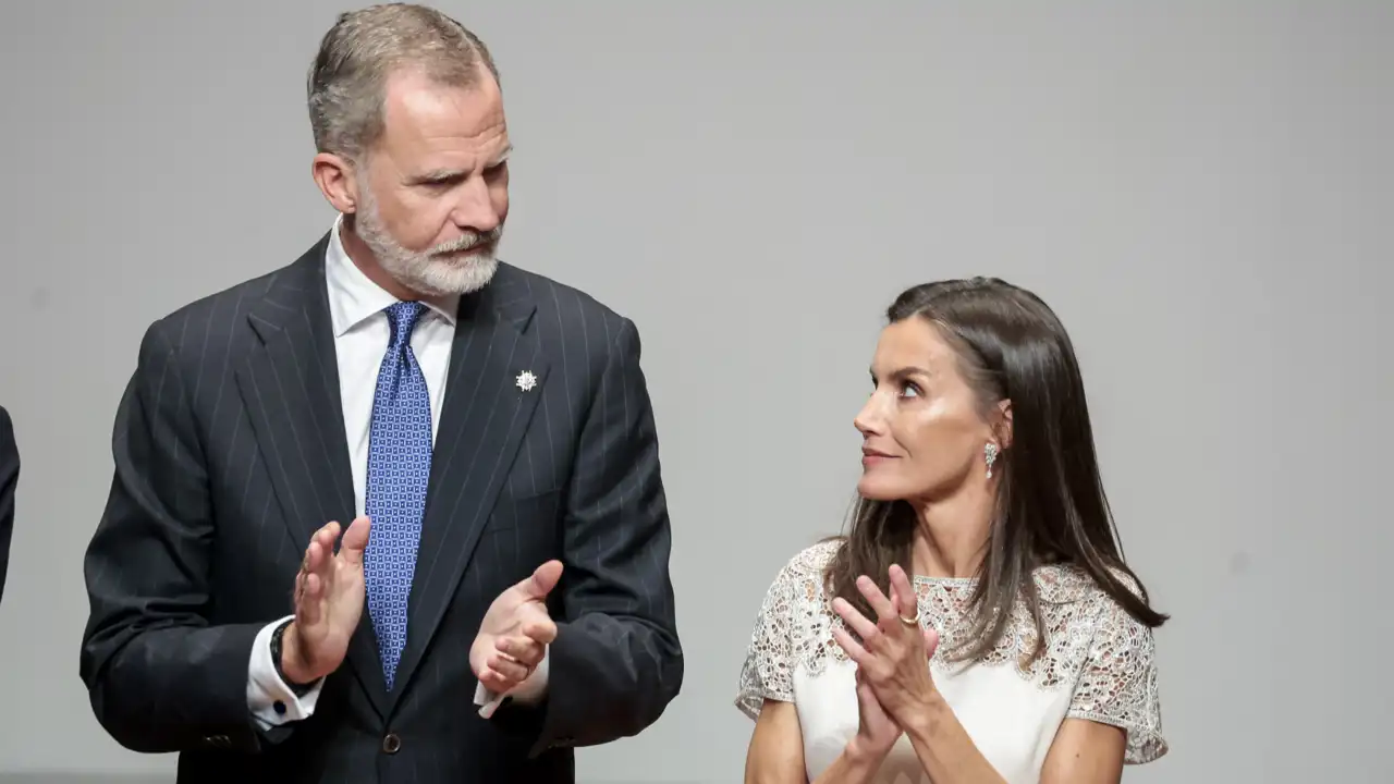 Los Reyes Felipe y Letizia durante un acto de agenda