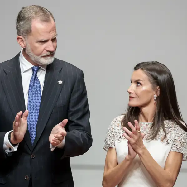 Los Reyes Felipe y Letizia durante un acto de agenda