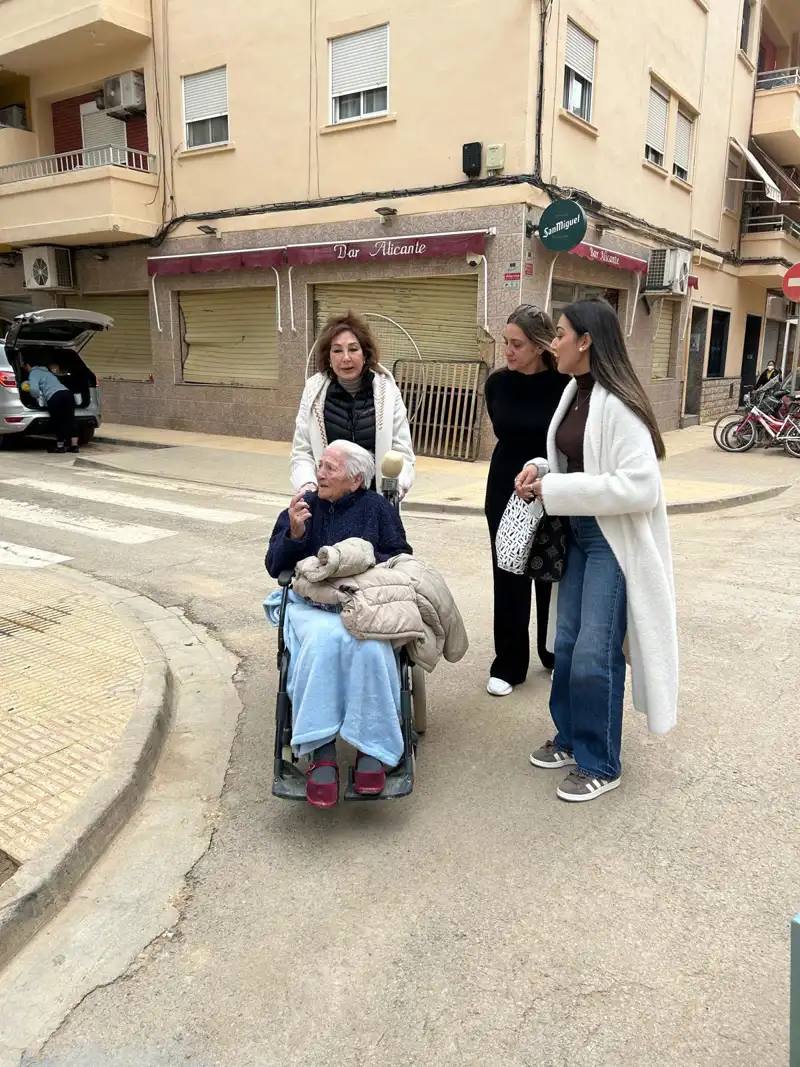 Ana Rosa Quintana junto a los vecinos de Valencia