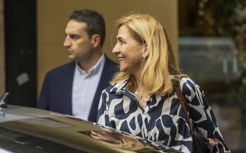 Cristina de Borbón entrando en el coche sonriente en Madrid