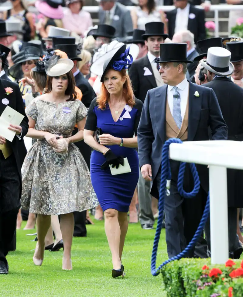 El príncipe Andrés, Sarah Ferguson y su hija.