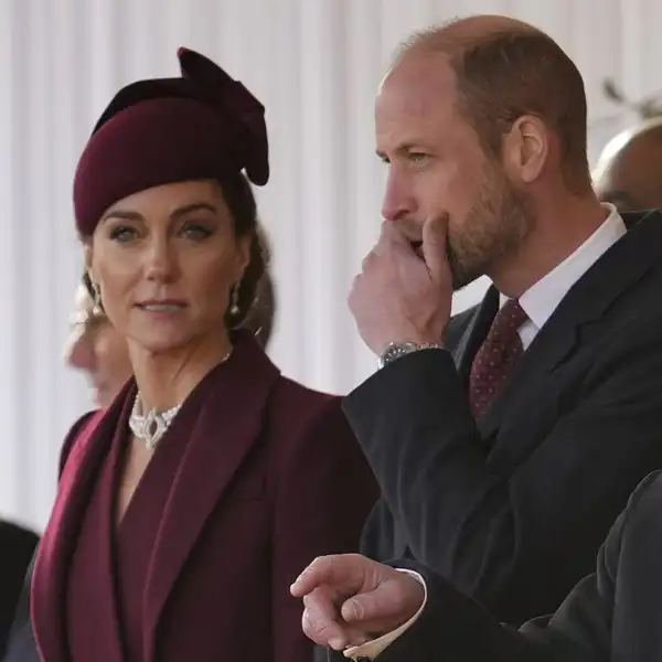 Kate Middleton, el príncipe Guillermo y Carlos III. 