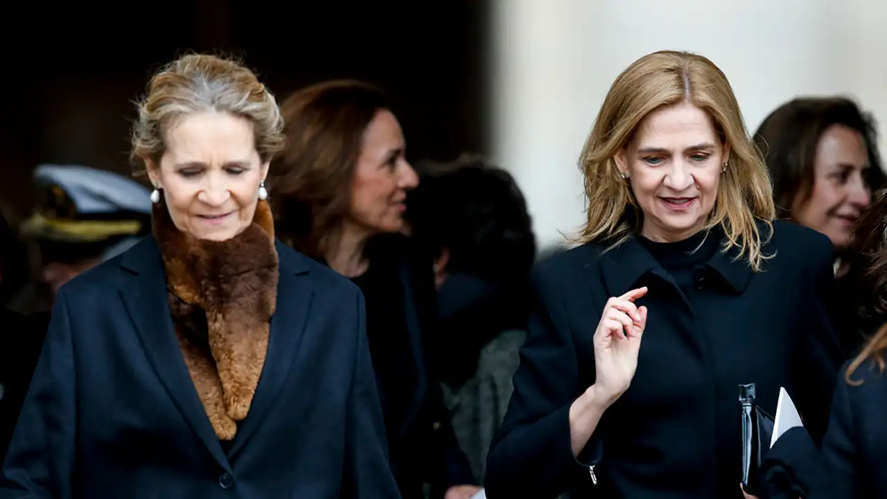 La Infanta Elena y la Infanta Cristina, en una foto de archivo.