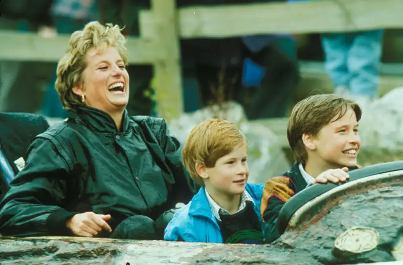 La princesa Diana junto a sus dos hijos, Guillermo y Harry