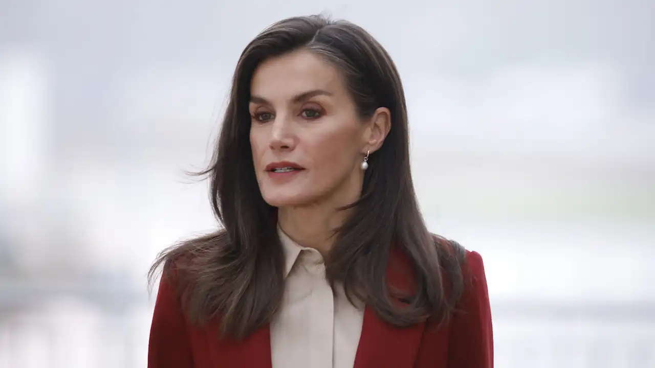 La Reina Letizia se adelanta al color Pantone 2025: el bolso 'mocha mousse' inspirado en Chanel y el traje cereza más arrebatador 