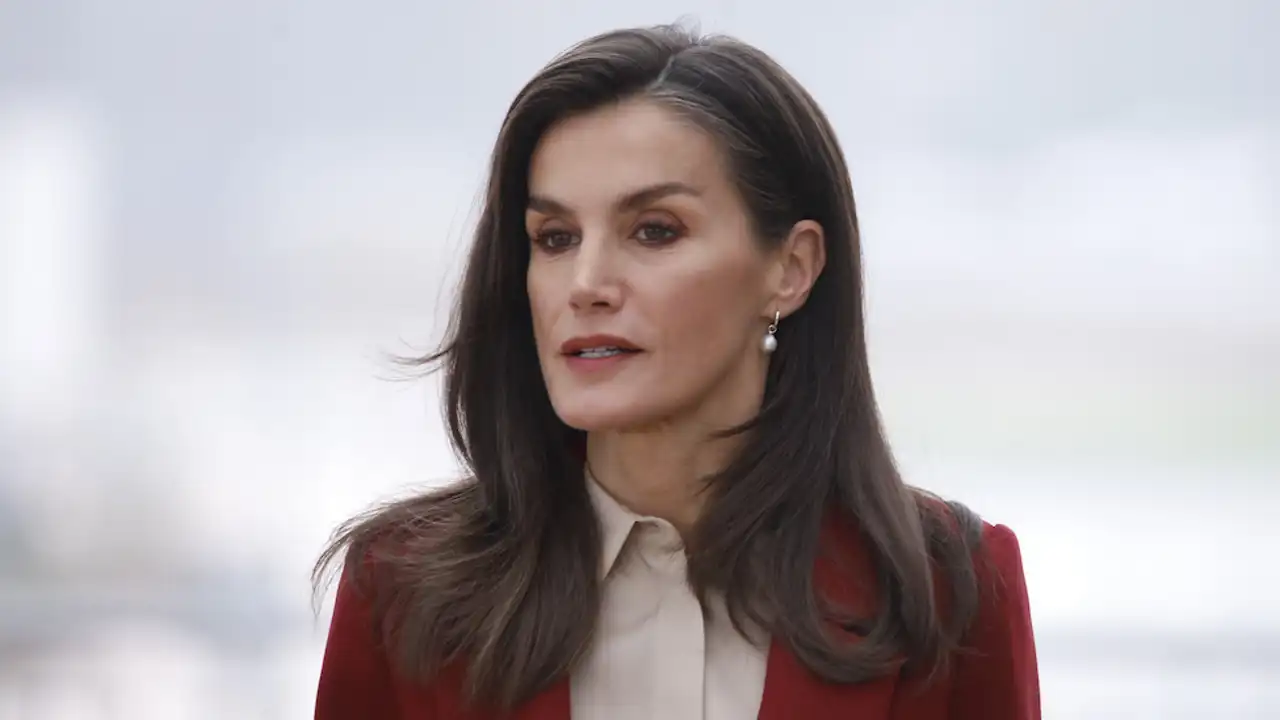 La Reina Letizia se adelanta al color Pantone 2025: el bolso 'mocha mousse' inspirado en Chanel y el traje cereza más arrebatador 