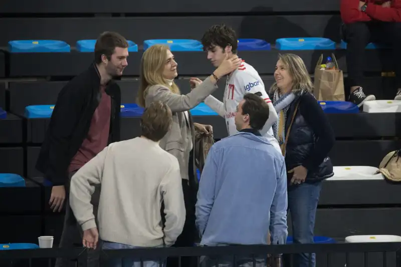 Los familiares de Pablo Urdangarin le saludan tras el partido