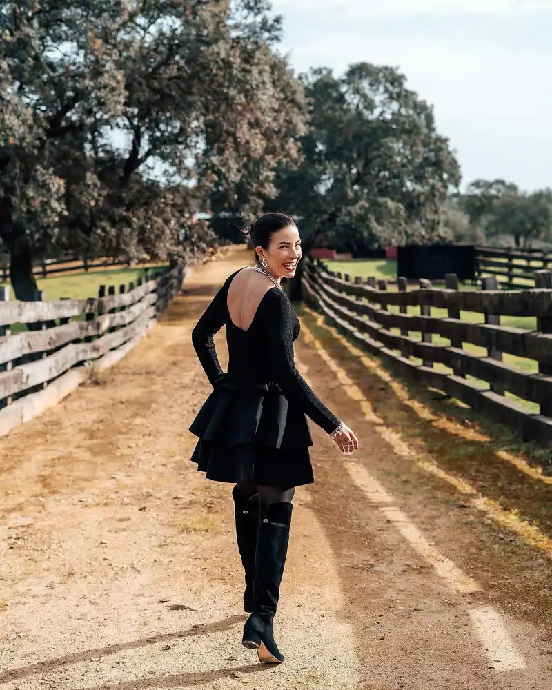 La espalda escotada del vestido de Virginia Troconis y sus botas de caña alta 