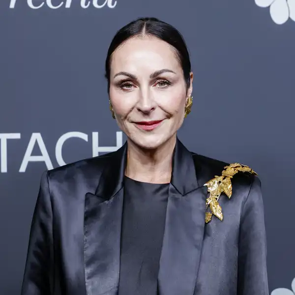 Ana Milán arrasa con el abrigo de cuadros de Sfera que es tendencia de 2025 y sorprende con un bolso de más de 3.000 euros