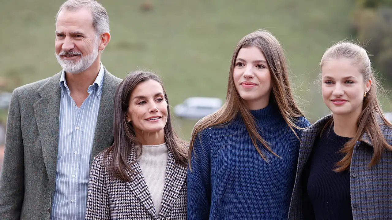 Los Reyes Felipe y Letizia con sus hijas, la Princesa Leonor y la infanta Sofía, viajan por sorpresa a Valencia: los detalles de su visita