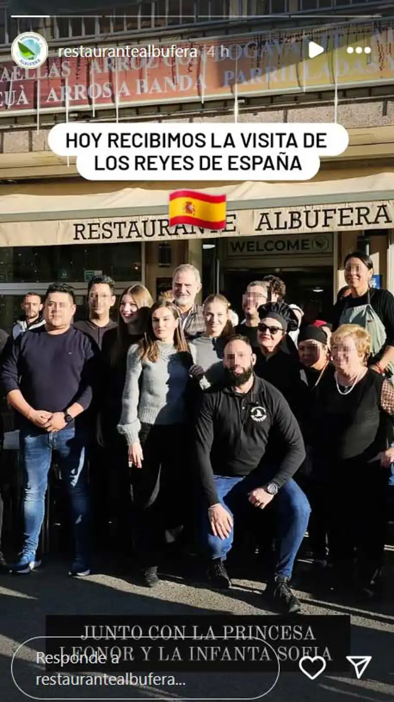 Los Reyes y sus hijas con el equipo de restaurante Albufera en El Palmar