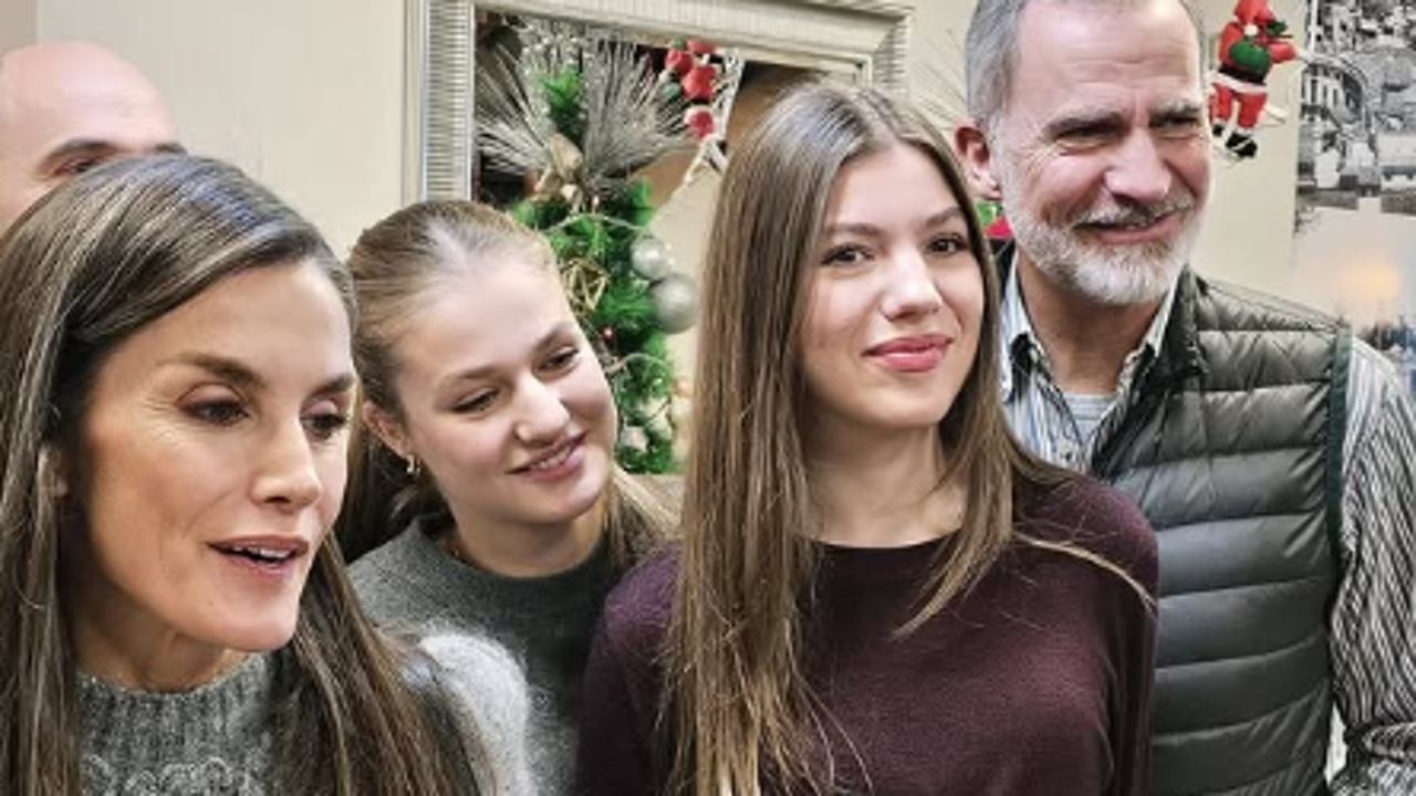 Los Reyes y sus hijas en el restaurante Albufera.