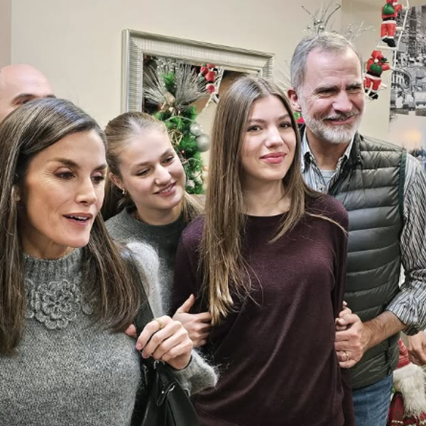 Los Reyes y sus hijas en el restaurante Albufera.