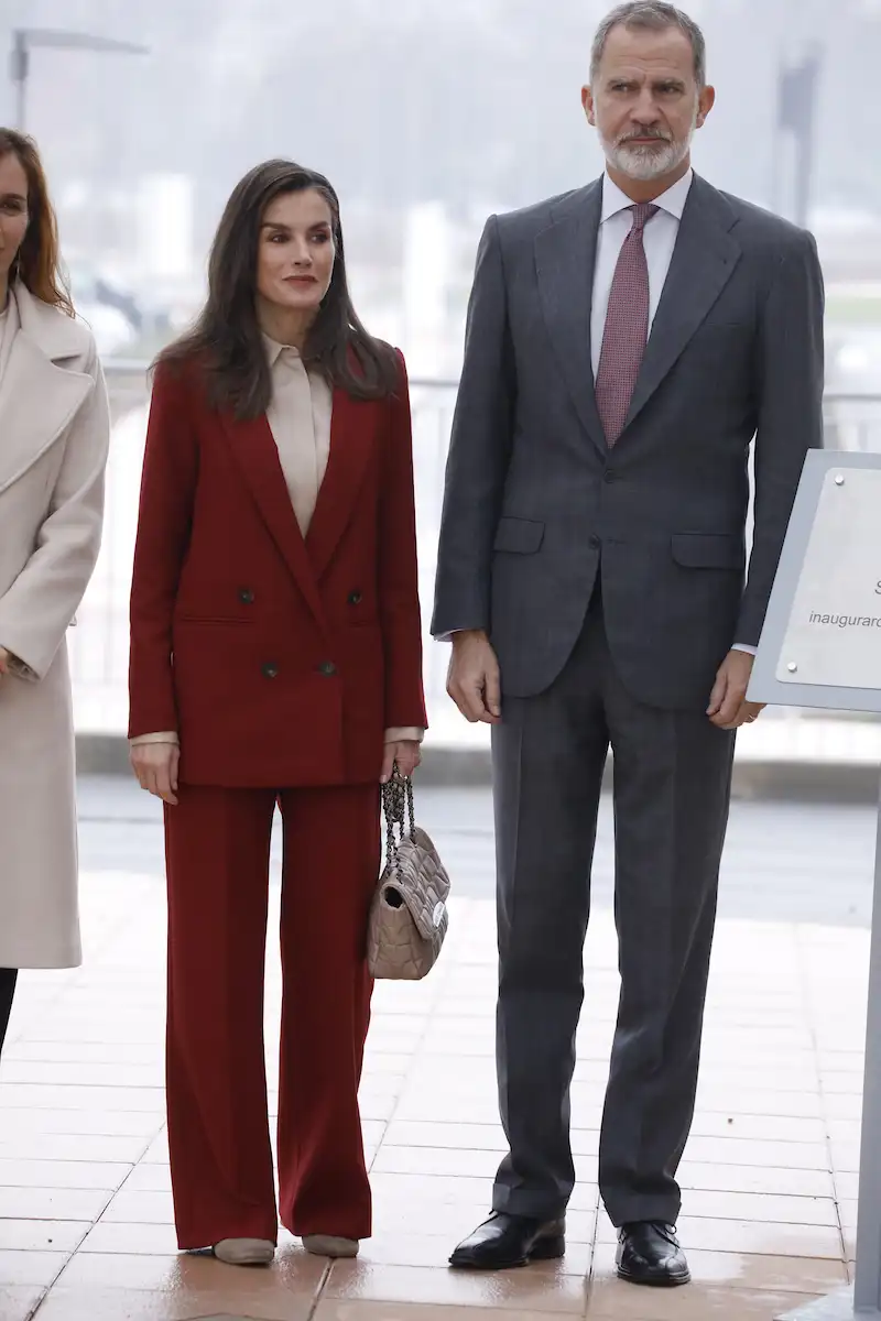 El precioso traje cruzado en color cherry de la Reina Letizia y su bolso rescatado 